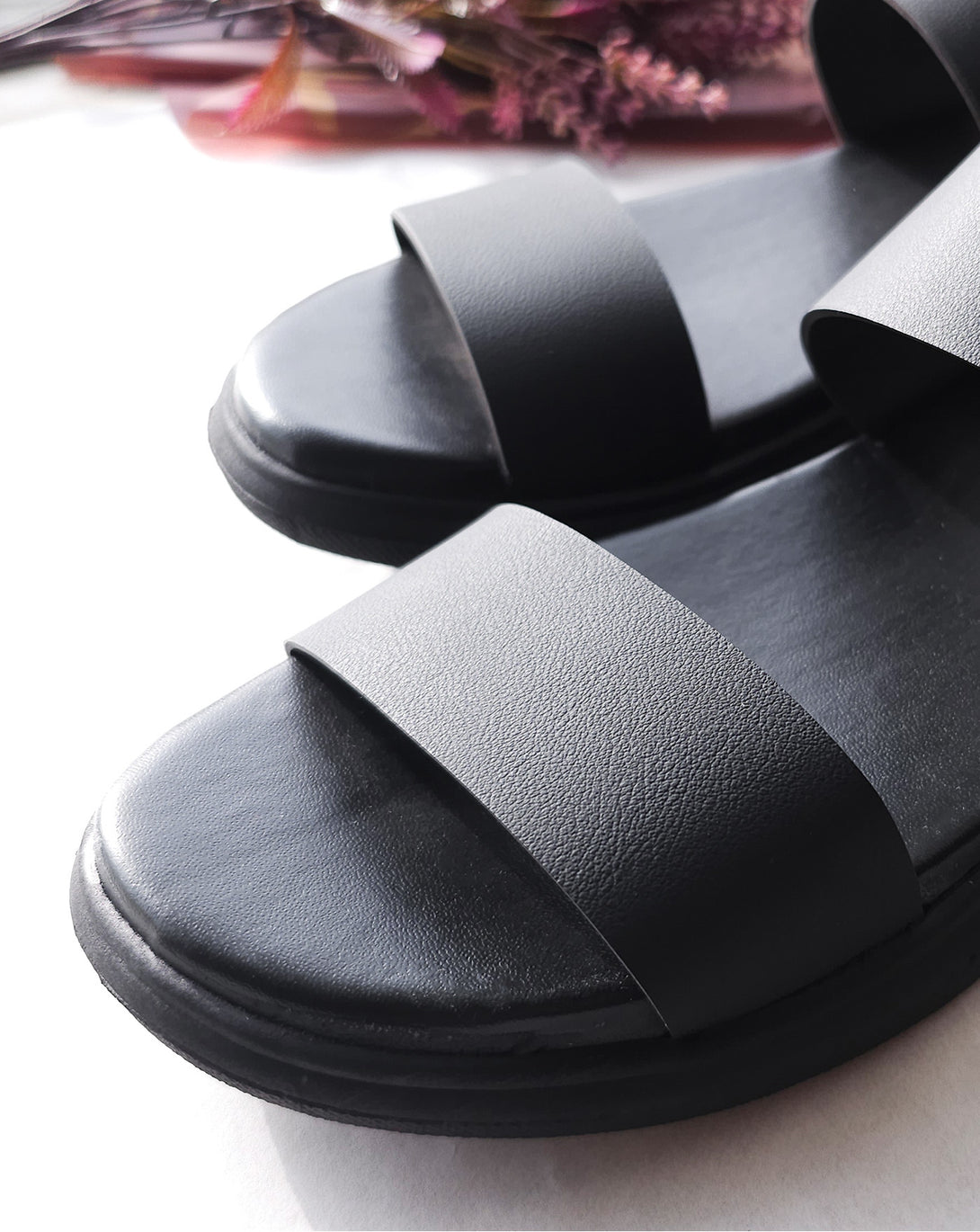 Black sandals with strap design on a light background

Sandals for Casual Wear


